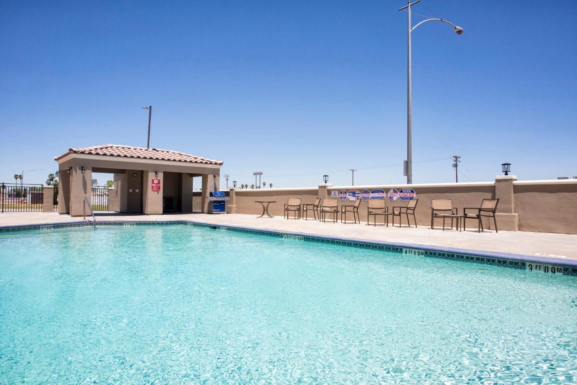 Holiday Inn Express Hotel & Suites El Centro By Ihg Exterior photo