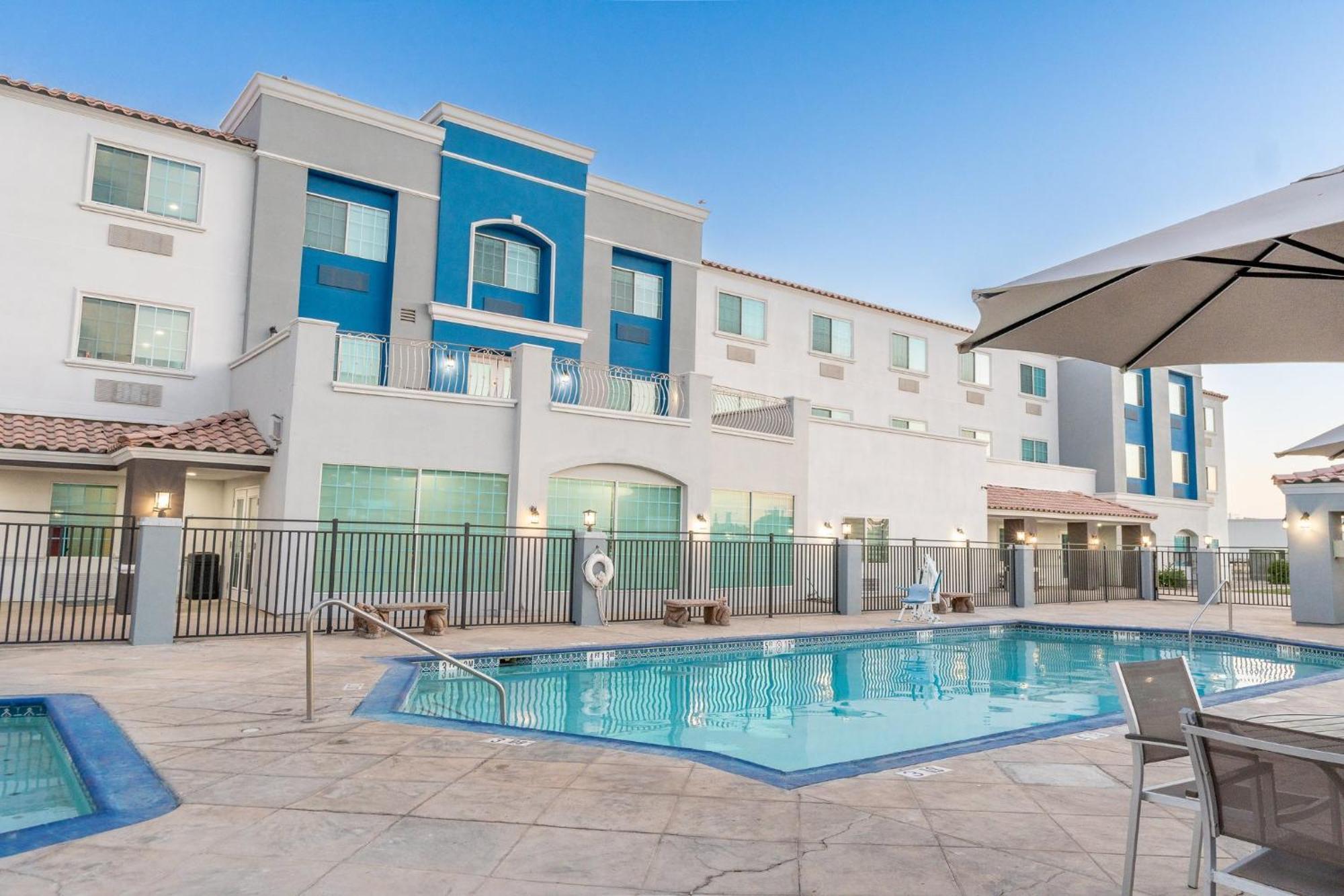 Holiday Inn Express Hotel & Suites El Centro By Ihg Exterior photo